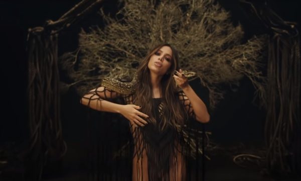 Anitta arrasa na coreo e no close no novo clipe de ‘Veneno’, gravado em tomada única; vem ver