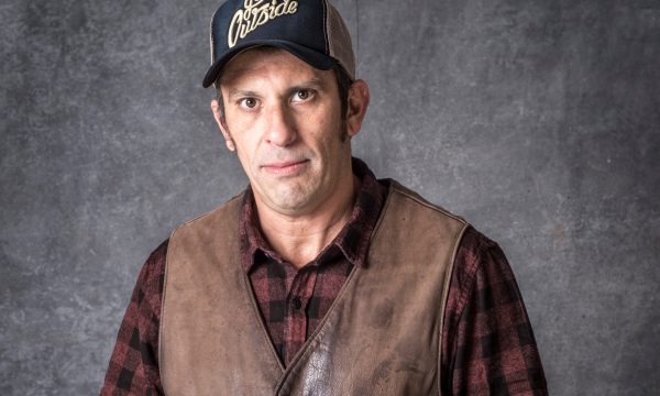 ‘O Sétimo Guardião’: Sem calcinha, delegado Machado choca beatas em cena à la Gabriela e é chantageado por vilã!