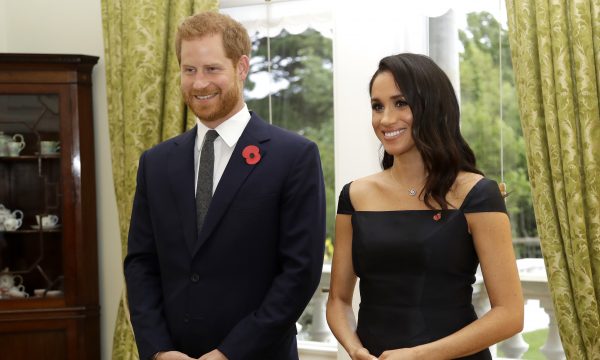 OMG! Meghan Markle e príncipe Harry ganham apelidos de funcionários do palácio, inspirados em famosos personagens da TV, diz jornal