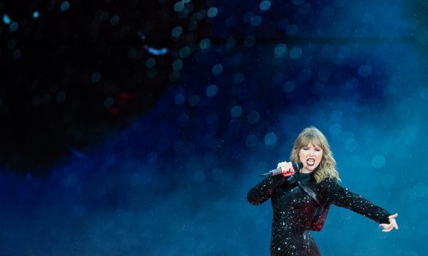 ‘Reputation Tour’: Taylor Swift canta com Camila Cabello e Charli XCX em novos clipes do especial da Netflix; assista