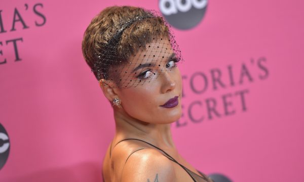 Halsey critica o “Victoria’s Secret Fashion Show” após cantar no evento: ‘Era pra ser a melhor noite do meu ano’