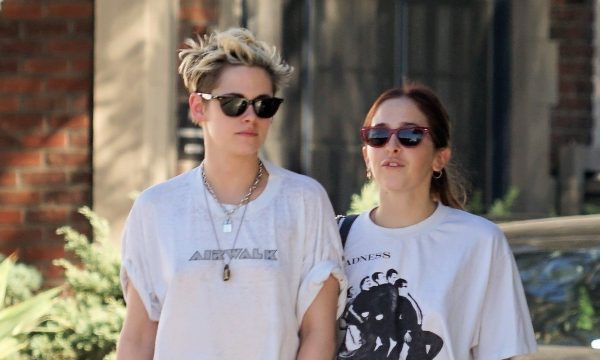 Kristen Stewart aparece de mãos dadas com blogueira e fãs especulam fim de namoro com modelo; veja fotos