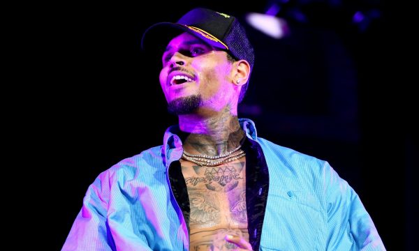 Após ter sido preso e liberado, Chris Brown processa jovem que o acusou de estupro; entenda o caso