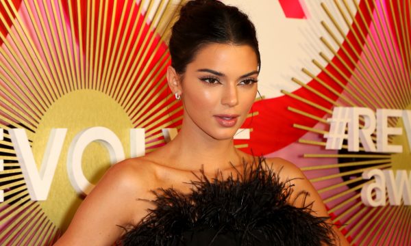 Kendall Jenner reage à sua ausência no cartão de Natal da família e brinca com montagens; confira!