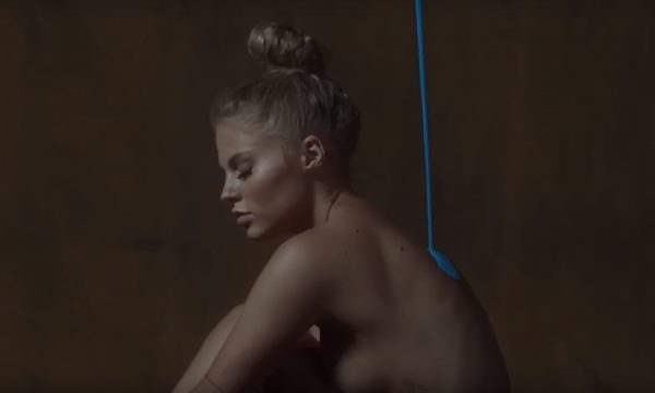 Tinta, sensualidade, coreo e mensagem importante; Luísa Sonza lança clipe de ‘Nunca Foi Sorte’, do novelista Aguinaldo Silva
