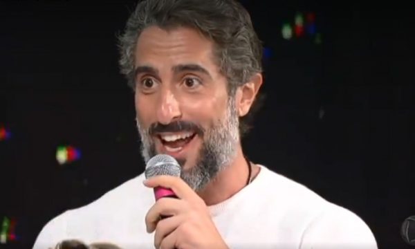 Mais pedra! Presente de Marcos Mion vira alvo de comentários nas redes e apresentador se ‘defende’: ‘Vale meu rim!’