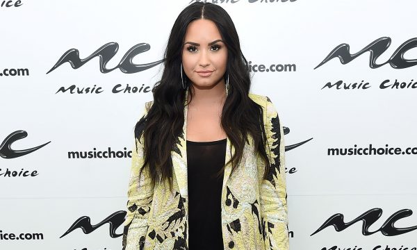 Demi Lovato faz homenagem linda a seu falecido cachorro em nova tatuagem; vem ver!