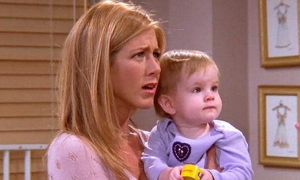 15 anos depois! Gêmeas que interpretavam bebê de Rachel em ‘Friends’ ressurgem em novo longa de terror de Jordan Peele