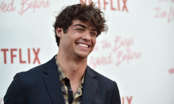 Noah Centineo revela crush cinematográfica e relembra como foi seu primeiro beijo