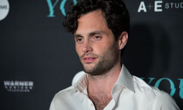 “Você”: Penn Badgley fala sobre repercussão de seu personagem stalker: “A intenção é ter reações conflitantes”