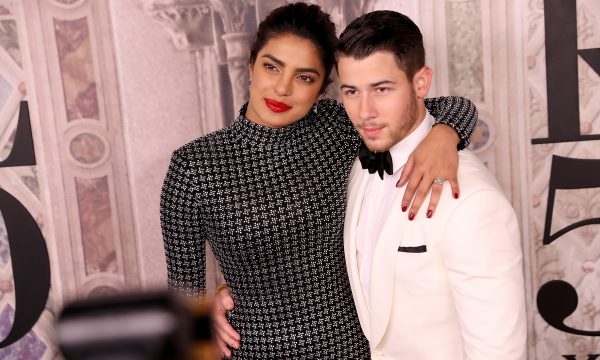 Casal apaixonado! Nick Jonas e Priyanka Chopra comemoram casamento mais uma vez, e com show especial! Veja vídeos