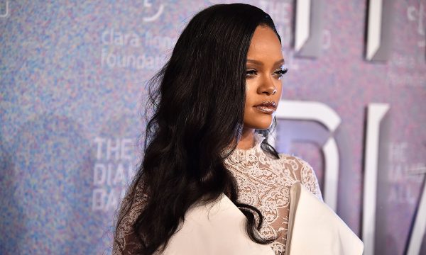 Treta! Rihanna processa o próprio pai por usar indevidamente a marca ‘Fenty’, diz TMZ