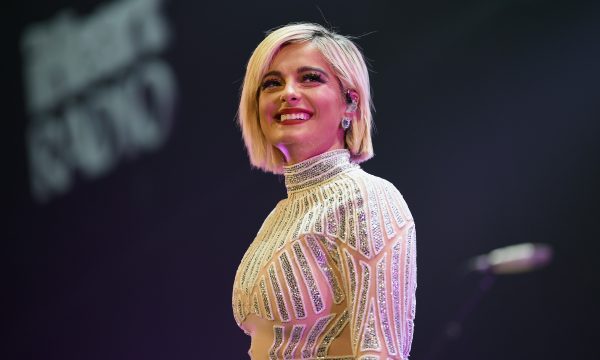 Após desabafo, Bebe Rexha recebe várias propostas de estilistas para vesti-la para o Grammy