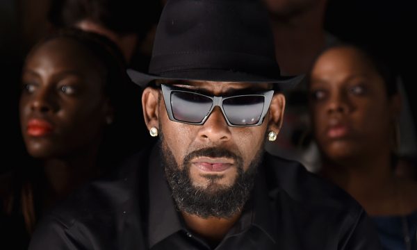 R. Kelly é acusado formalmente por 10 casos de abuso sexual a menores de idade; saiba detalhes