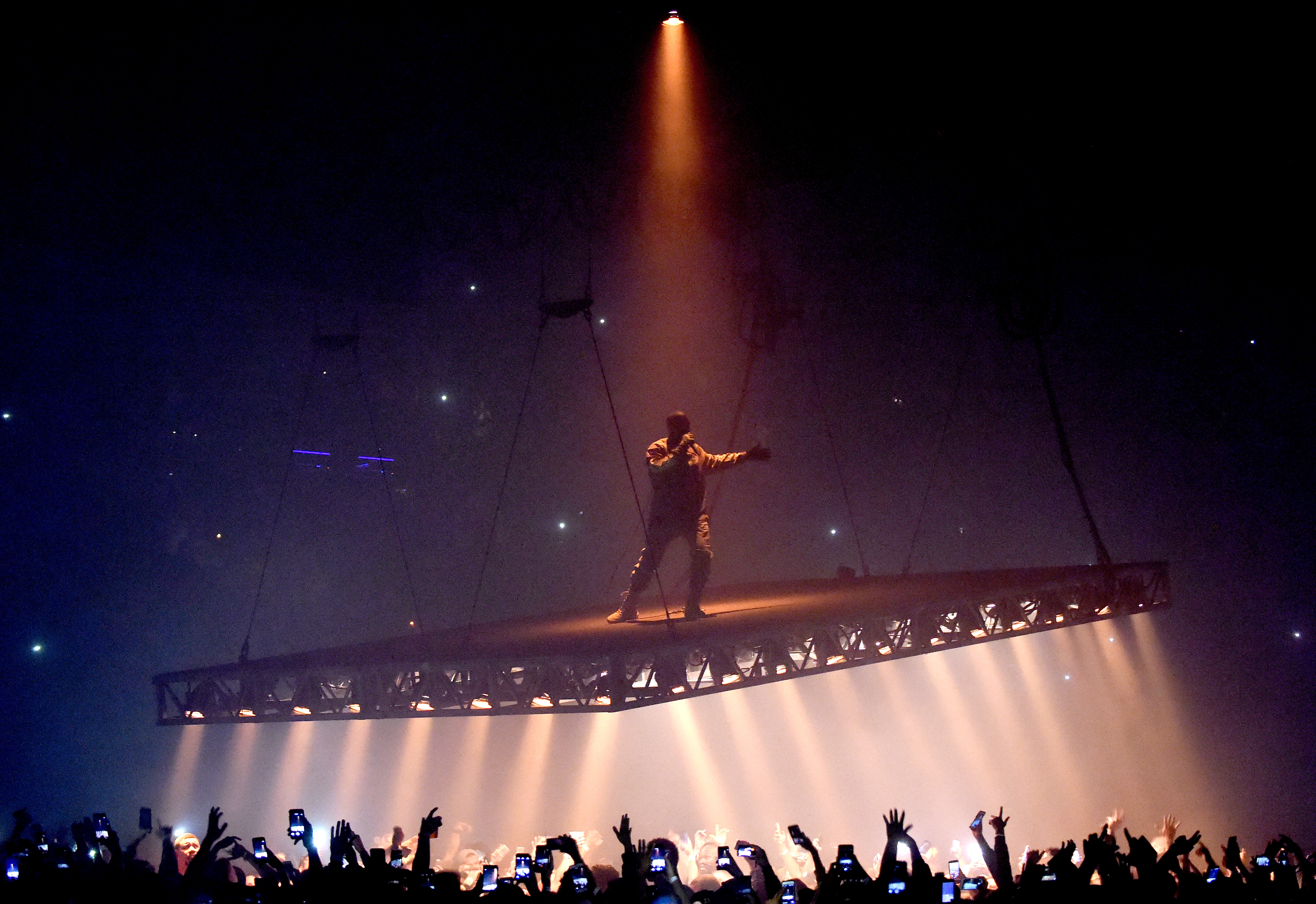 Билеты на концерт канье уэста 1930 moscow. Kanye West. Канье Уэст концерт. Kanye West фото с концерта. Концерты Канье подвесная сцена.