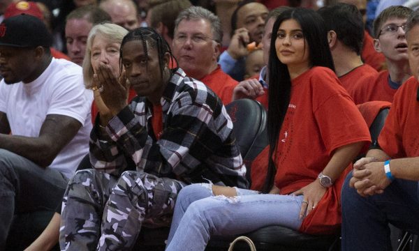 Vem casório por aí? Nova foto de Kylie Jenner causa suspeita de que ela já esteja noiva de Travis Scott!