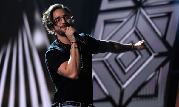 Após foto em hospital, Maluma tranquiliza fãs e comenta sobre cirurgia: “Peço uma pequena oração”