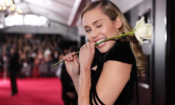 Vídeo: Miley Cyrus faz tatuagem inusitada no tornozelo; vem ver!