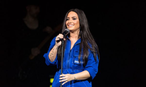 Demi Lovato comemora seis meses de sobriedade e recebe gesto lindo de equipe; Veja!