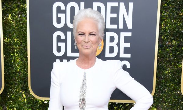 Jamie Lee Curtis faz desabafo após ser clicada com “garota da água” no “Globo de Ouro”: “Disse que não queria”