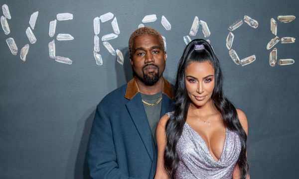Que fofo! Kanye West surpreende Kim Kardashian com serenata de grupo favorito; Assista!