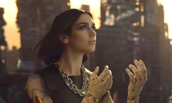 Dua Lipa vira uma guerreira poderosa no clipe de “Swan Song”, música da trilha de “Alita: Anjo de Combate”