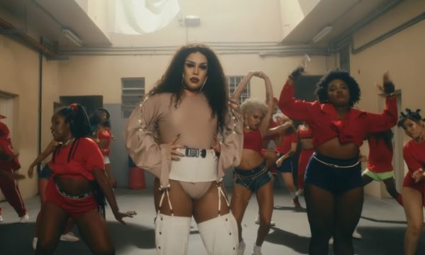 Gloria Groove vira rainha do rebolado em presídio no clipe poderoso de “Coisa Boa”; vem assistir