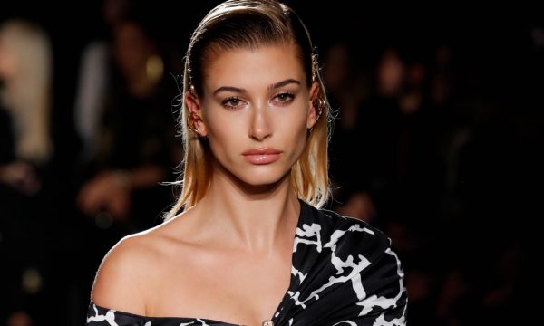 Hailey Bieber diz que sofre com autoestima, pede por mais apoio feminino e faz revelação: “todo dia é uma batalha”