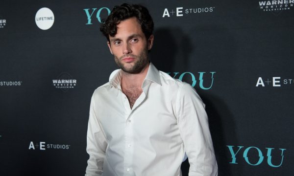 Penn Badgley compara ‘Você’ à ‘Gossip Girl’ e repreende fãs que se dizem apaixonadas por seu personagem stalker