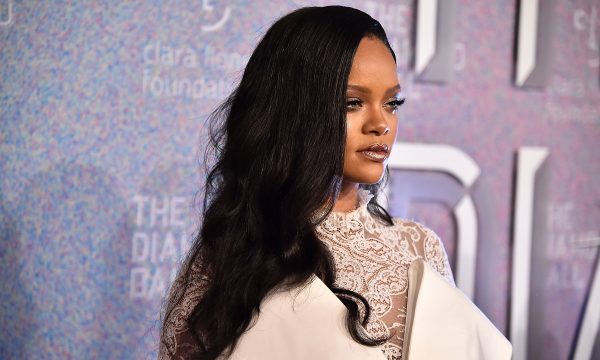 Em avião, Rihanna manda shade e mostra desinteresse com o Super Bowl; vem ver