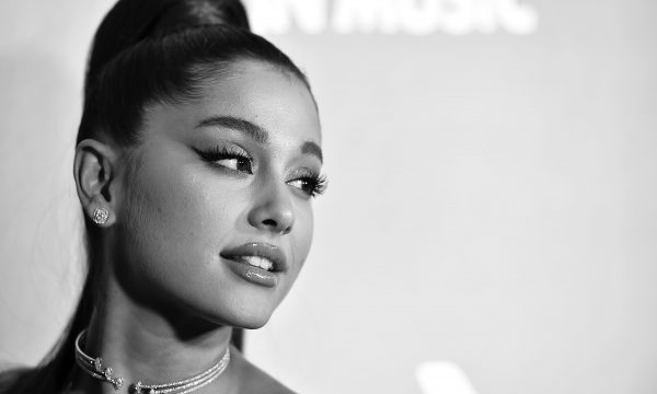 Após mensagem na qual diz se sentir ‘vazia’, Ariana Grande compartilha citação sobre depressão no Instagram