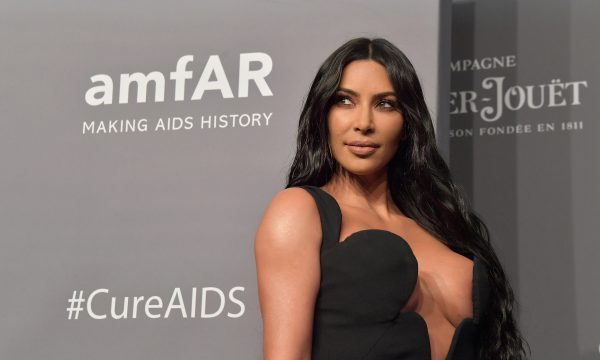 KUWTK: Kim Kardashian surpreende a família com anúncio do quarto filho em prévia da nova temporada; veja a reação!