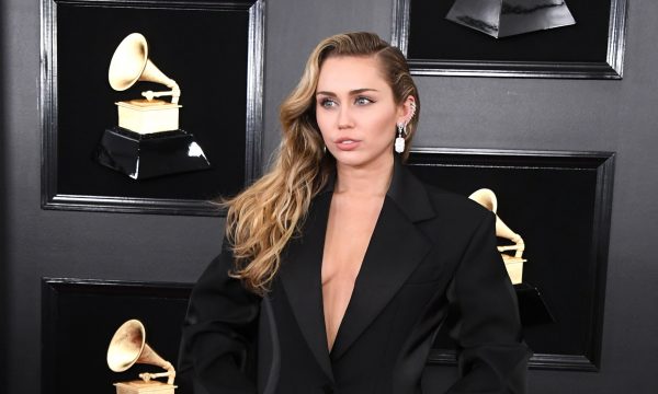 Miley Cyrus opina sobre ter um casamento heterossexual mesmo se identificando como LGBTQ: “Nova era”