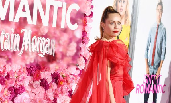 Miley Cyrus faz poses ousadas com buquê de flores em seu casamento e pede desculpas à mãe; vem ver!