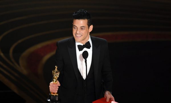 Rami Malek é criticado em redes sociais por referir-se a Freddie Mercury como “homem gay” em discurso no Oscar; entenda