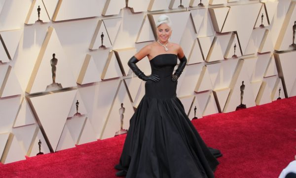 Vestido que Lady Gaga usou no Oscar está disponível para compra (mas não é todo mundo que pode pagar!); confira!