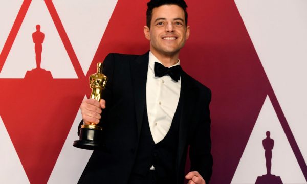 Oscar 2019: Após se consagrar como “Melhor Ator”, Rami Malek cai do palco e recebe atendimento médico; veja imagens