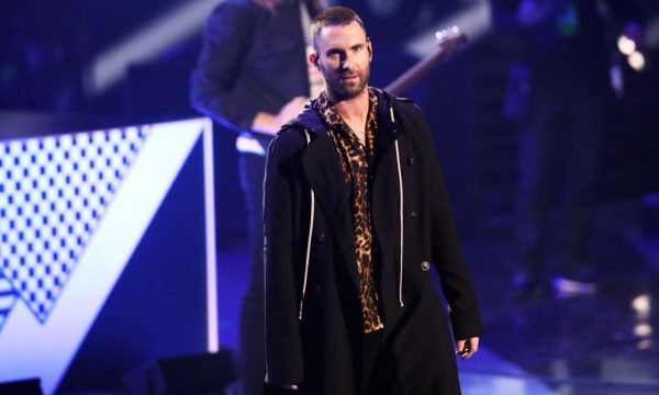 Adam Levine fala pela primeira vez sobre decisão de se apresentar com o Maroon 5 no Super Bowl; assista!