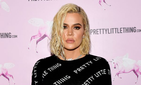 Khloé Kardashian é criticada após seguidores apontarem erro de photoshop em nova foto: “14 dedos”