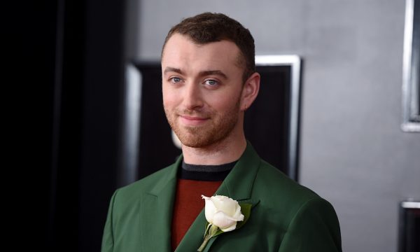Sam Smith posta rara foto sem camisa e desabafa sobre seu peso: “Guerra com esse maldito espelho”