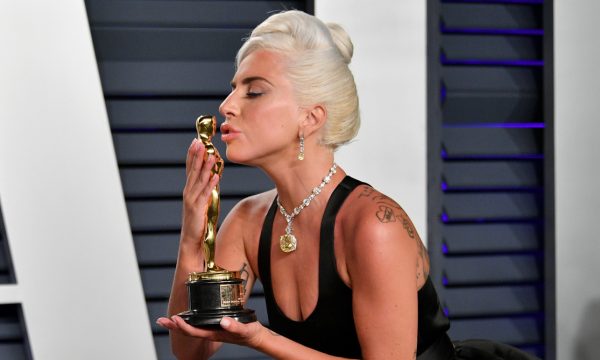 Lady Gaga tem rosto censurado e performance cortada em transmissão chinesa do Oscar 2019; saiba detalhes