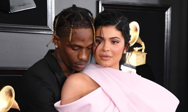 Saída de Travis Scott do Instagram se deu por motivo ‘curioso’, diz TMZ; saiba detalhes