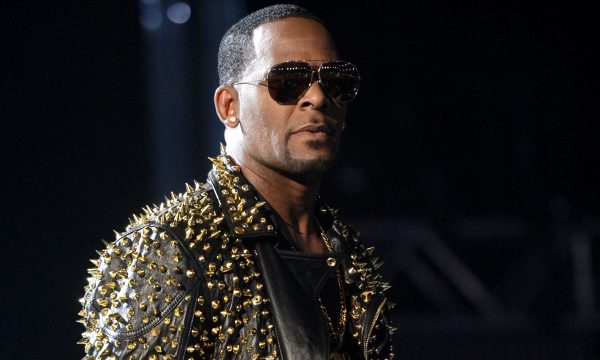 R. Kelly se entrega à polícia após ser acusado formalmente por casos de abuso sexual; veja o vídeo!