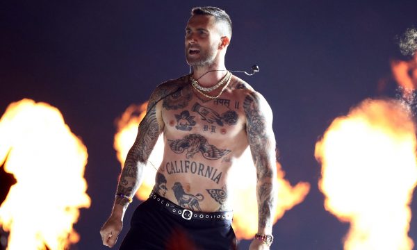 Maroon 5 canta seus grandes hits em show do intervalo do “Super Bowl”, com Travis Scott e Big Boi; assista