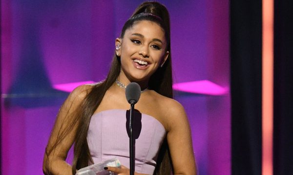 Ariana Grande crava recorde HISTÓRICO na Billboard Hot 100, se iguala aos Beatles e tem a melhor reação!