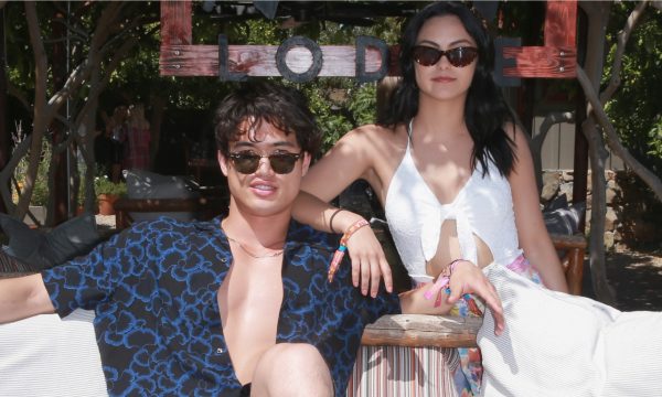 Camila Mendes mostra tatuagem no peito de Charles Melton para o “Valentine’s Day” e manda recado aos fãs