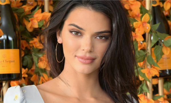 Kendall Jenner revela por que tem medo de cortar cabelo curtinho e se abre sobre problemas com a própria pele: “Chorei por dias”