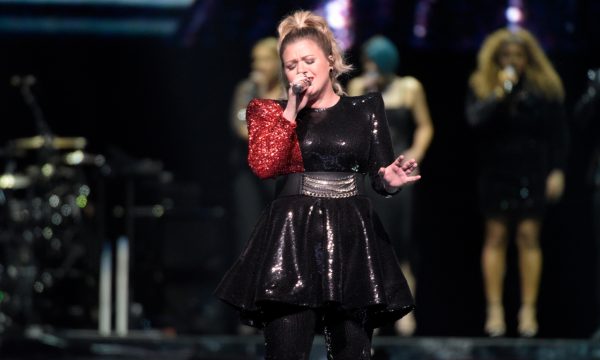 Kelly Clarkson ARRASA em cover de ‘Shallow’ e relembra atitude fofa de Lady Gaga no início da carreira; vem assistir