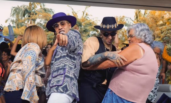 Kevinho e MC Hollywood comandam pool party com senhorinhas no clipe da parceria “É Rave Que Fala Né”; assista