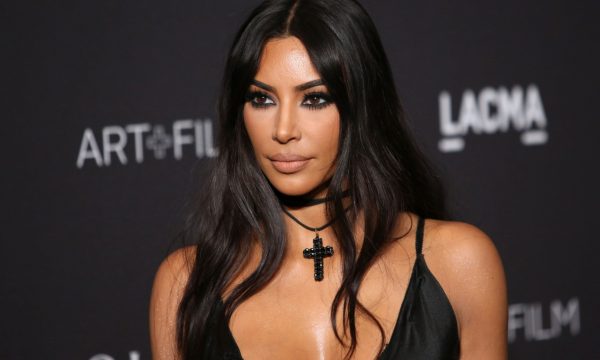 Site fala em ‘pele ruim’ de Kim Kardashian, publica fotos, e beldade revela o motivo